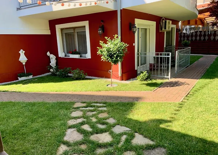 Lillybeth Garden בית הארחה 3*