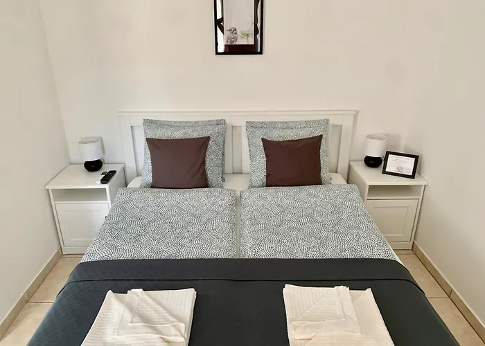 Lillybeth Garden בית הארחה 3*