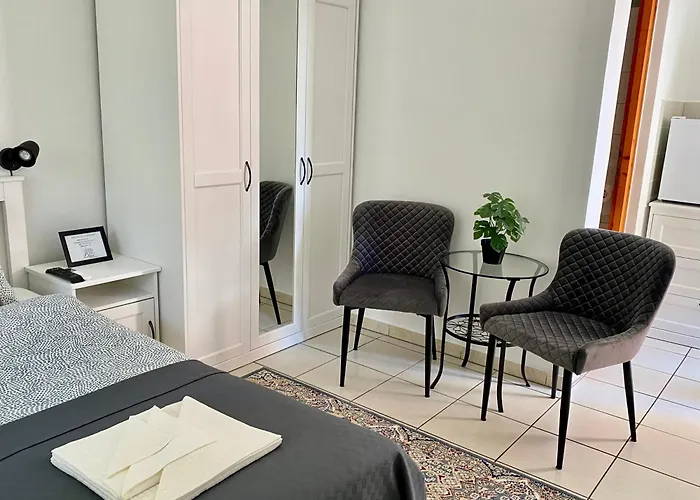 Lillybeth Garden בית הארחה