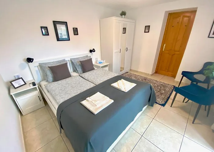 Lillybeth Garden בית הארחה